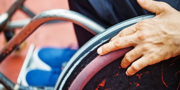 Болезнь Паркинсона – причины, симптомы и факторы риска – Орен Зариф